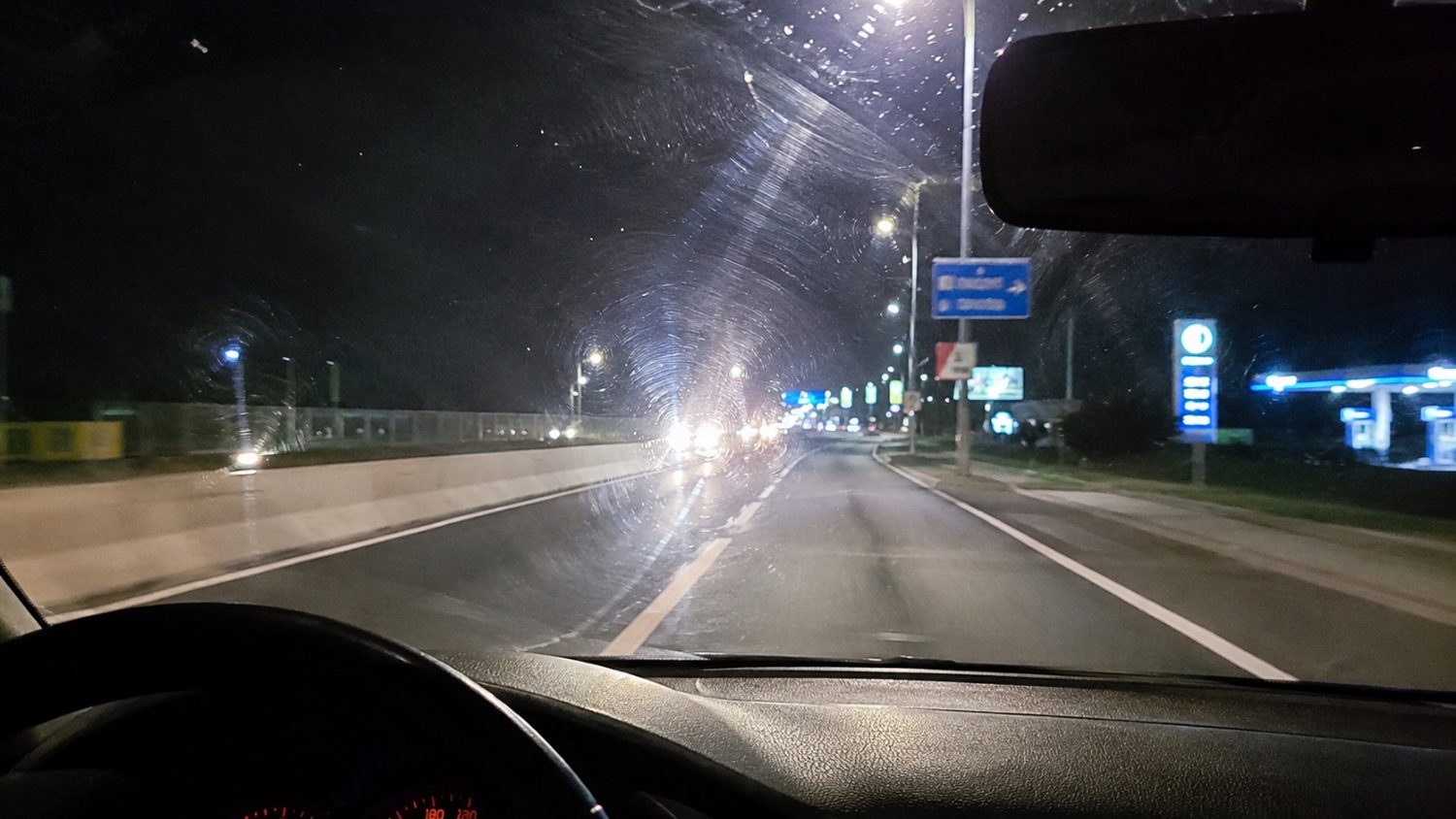 Ночь, до полировки — ореолы вокруг фар