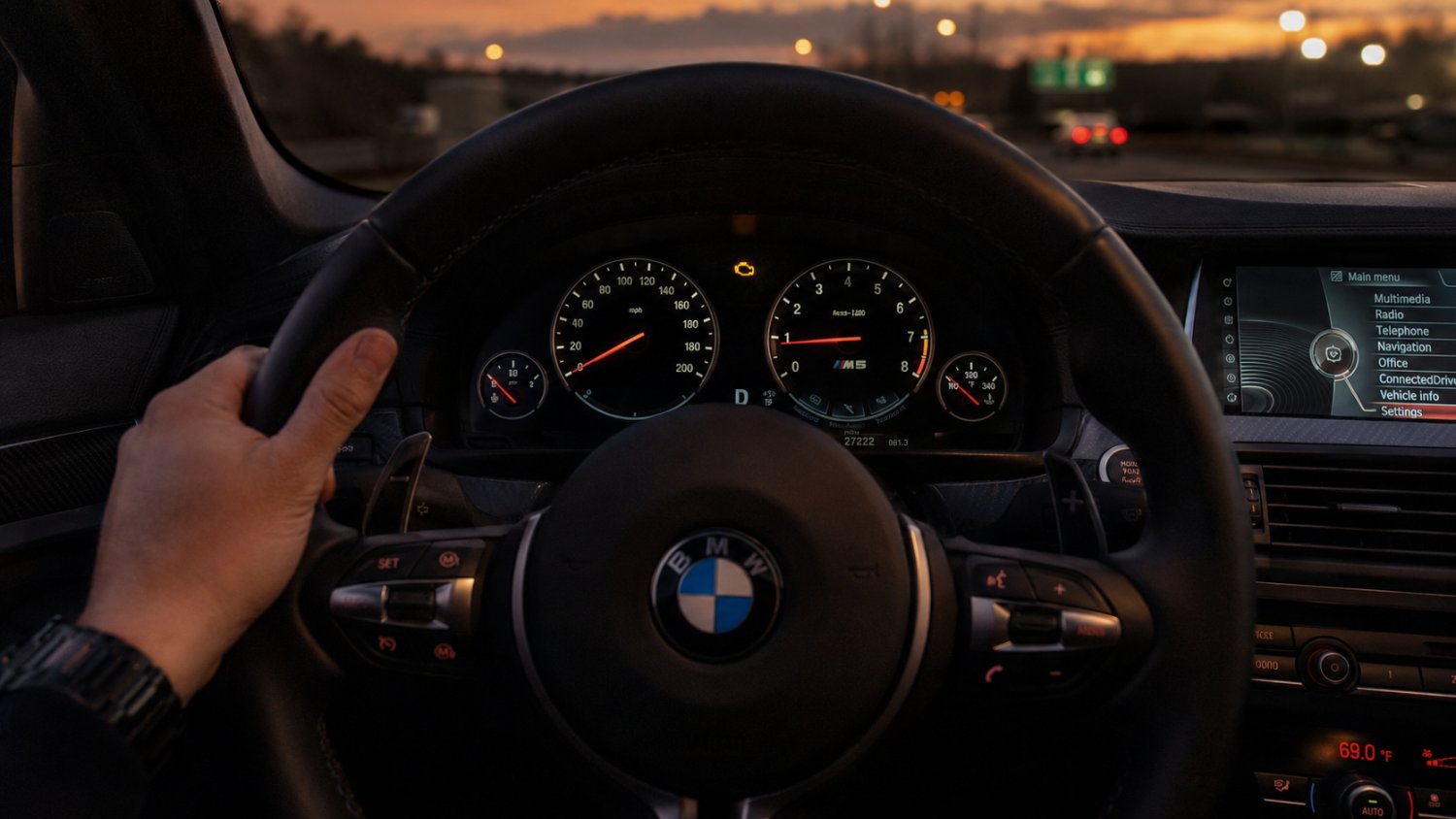 Приборная панель BMW с горящим check engine после заправки плохим бензином